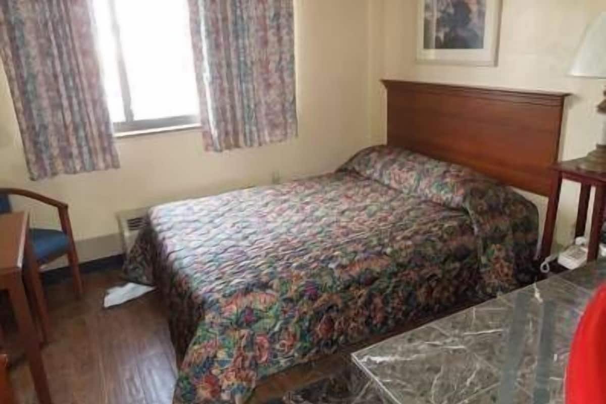 Spa Room, 1 Full Bed, Jetted Tub | Desk, cribs (surcharge), rollaway beds (surcharge), WiFi (free)