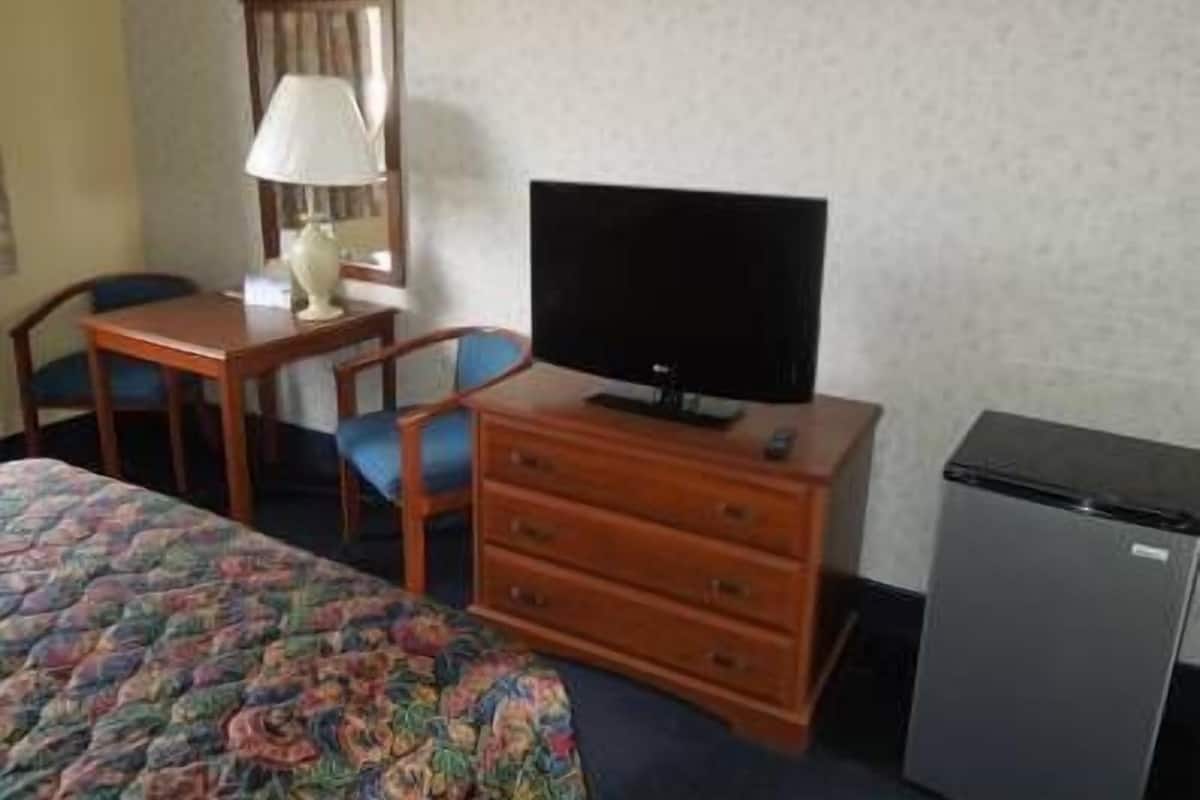 Room, 1 Queen Bed | Desk, cribs (surcharge), rollaway beds (surcharge), WiFi (free)