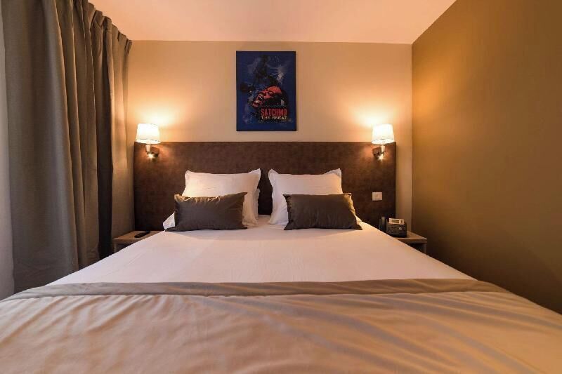 Premium bedding, minibar, in-room safe, soundproofing