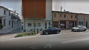 Une vue de rue avec un hôtel et un café.