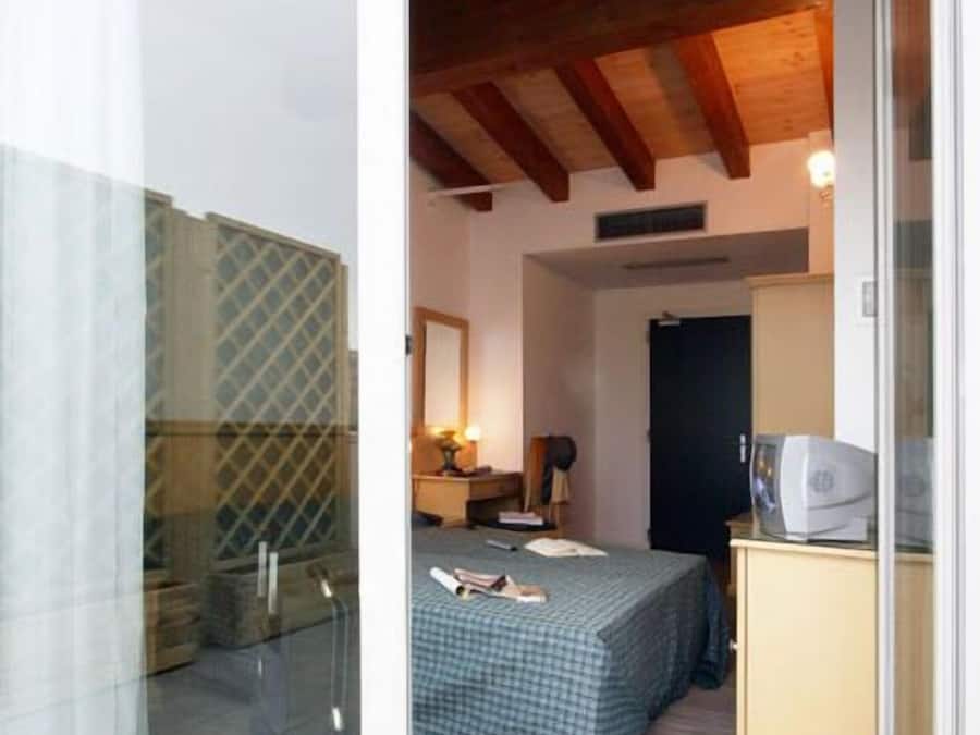 Edredons de pluma, frigobar, cofres nos quartos, escrivaninha