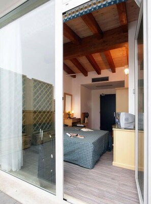 Une chambre à coucher avec un lit, un bureau, une chaise et une armoire.