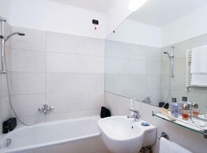 Free toiletries, hair dryer, bidet, towels - Hotel Mary (Mestre)