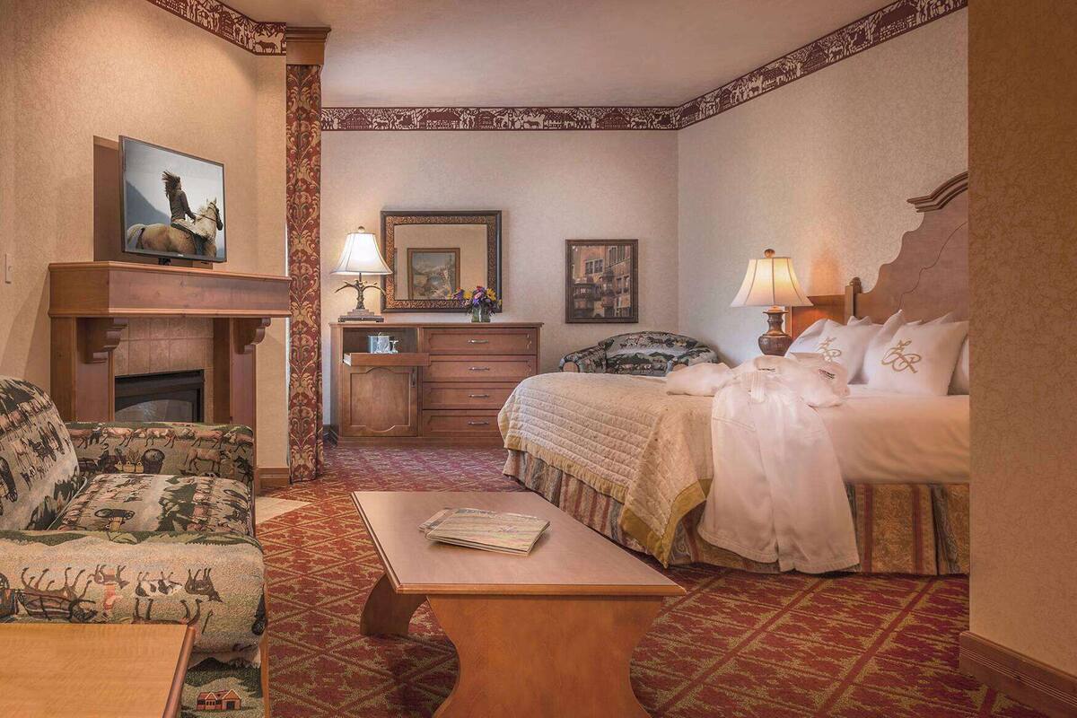 Deluxe King | Premium bedding, down duvets, pillow-top beds, in-room safe