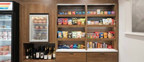 Een assortiment snacks en drankjes, waaronder verschillende verpakte producten en flessen.