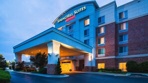 A hotel with a covered entrance, multiple floors, and a Marriott logo.