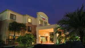Ein Hotel Eingang mit einem Schild für 'Springhill Suites Marriott' und einem überdachten Gang.