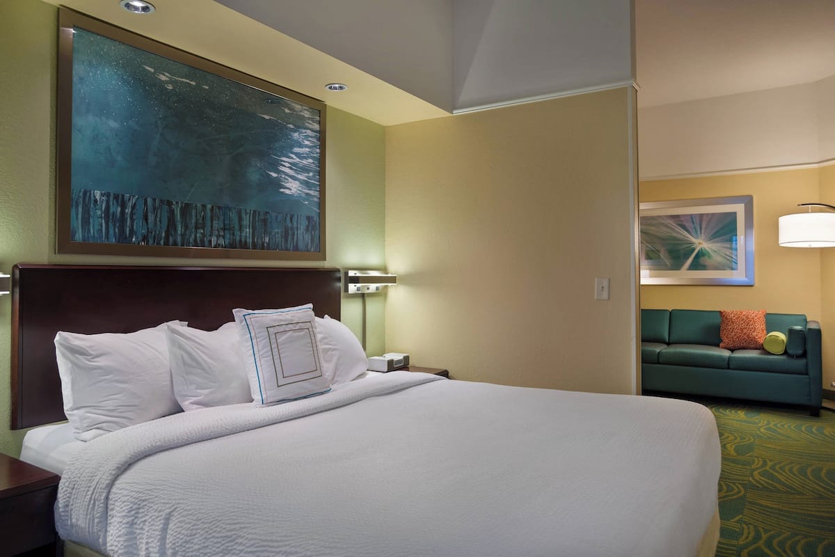 Ropa de cama de alta calidad, minibar, caja fuerte y escritorio