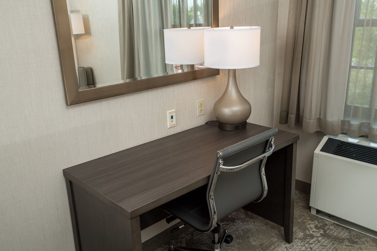 standard room, 1 king bed | in-room business centre