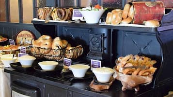 Free buffet breakfast on weekdays