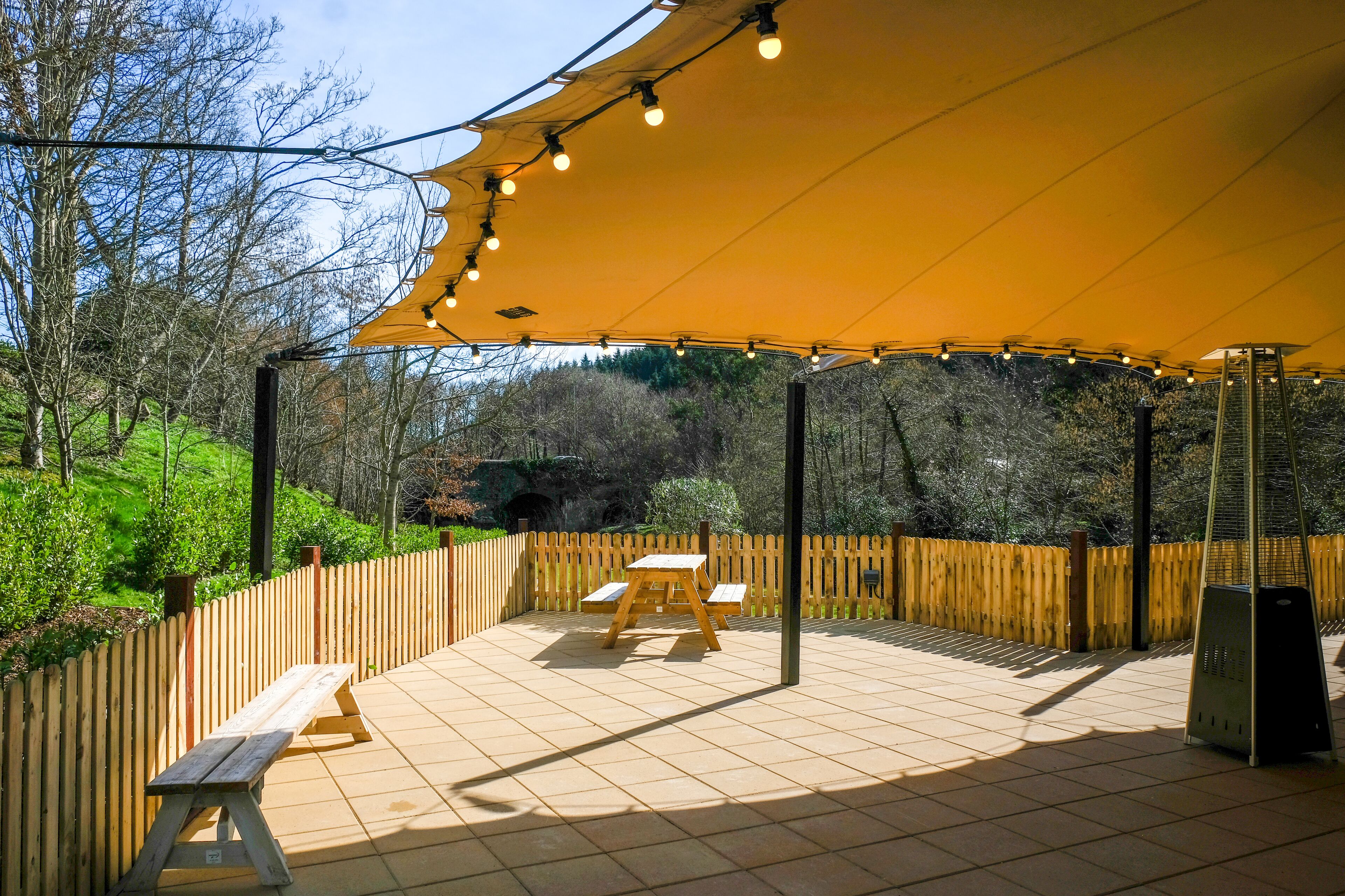 供应午餐和晚餐，烤肉，花园景观