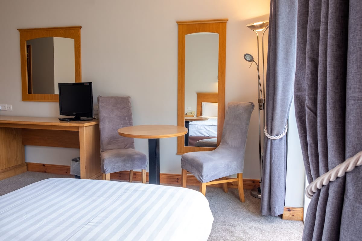 1 bedroom, pillow-top beds, desk, soundproofing