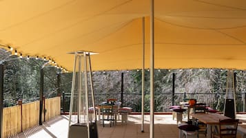 Der serveres frokost, aftensmad og grillretter med udsigt til haven