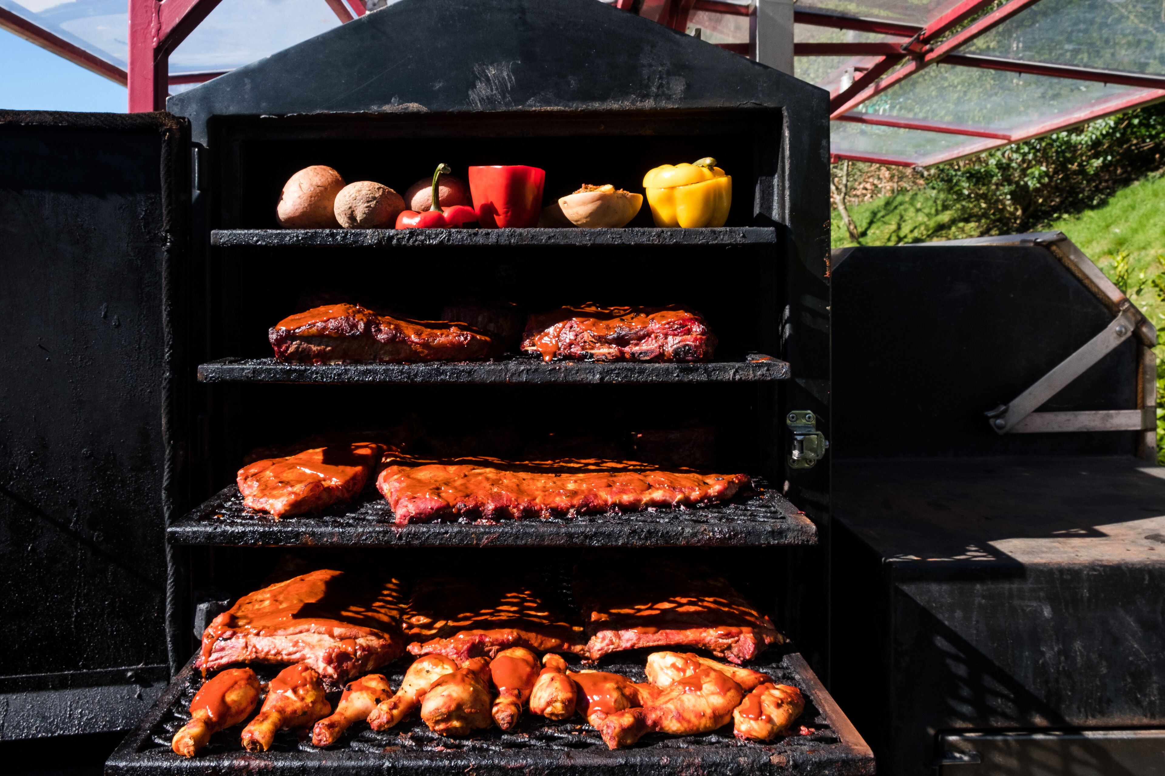 Una parrilla con diferentes carnes y verduras.