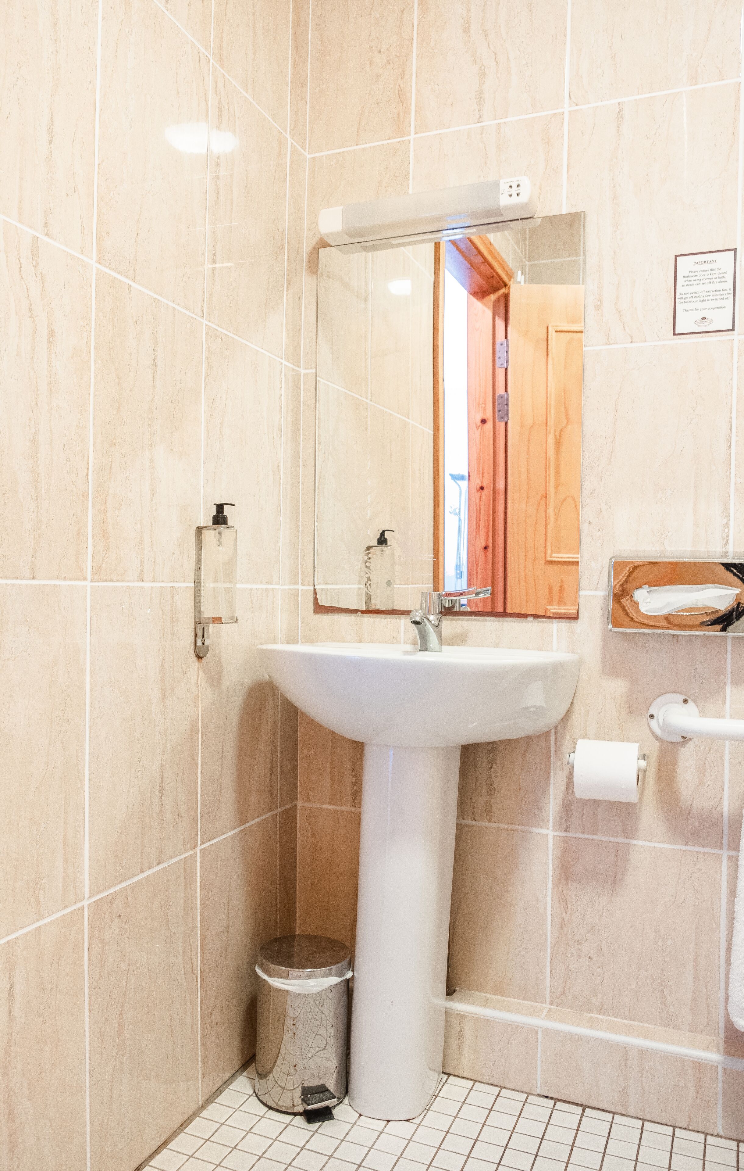 combined shower/bathtub, free toiletries, hair dryer, towels