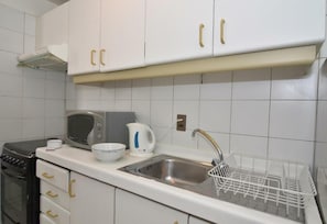 Fridge, microwave, dishwasher, coffee/tea maker - Rent a Home El Bosque Norte (Santiago)