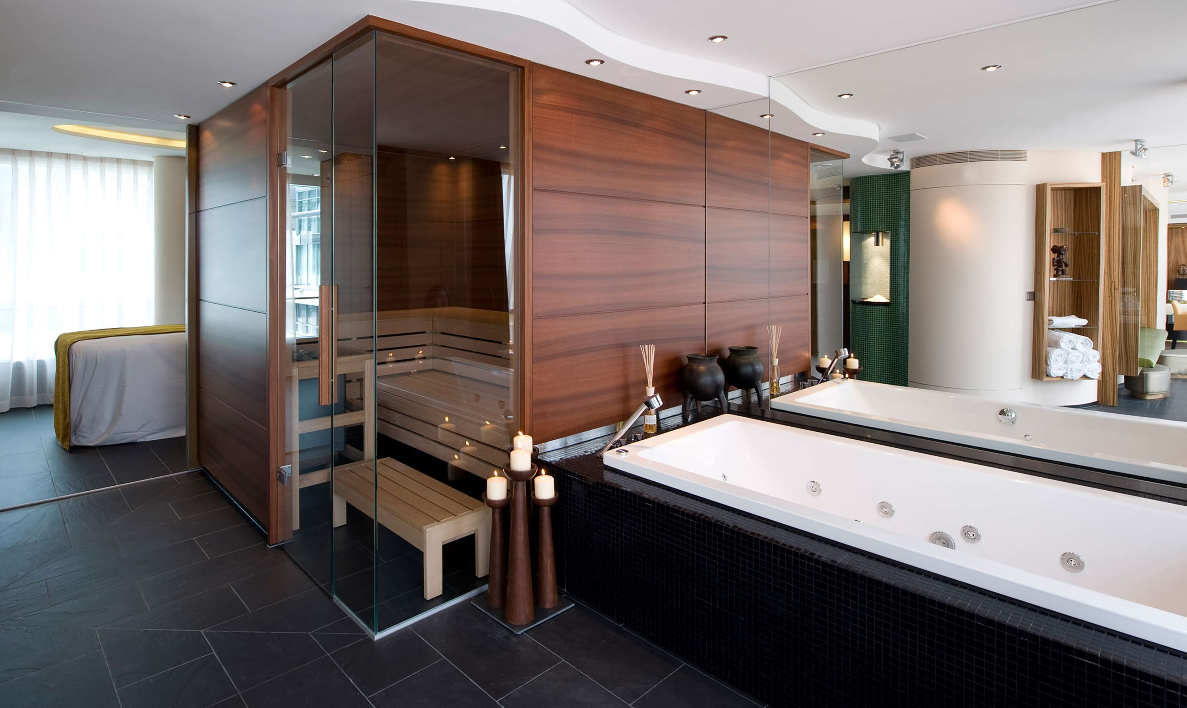 Luxury Suite | Bathroom | Separate tub and shower, rainfall showerhead, free toiletries