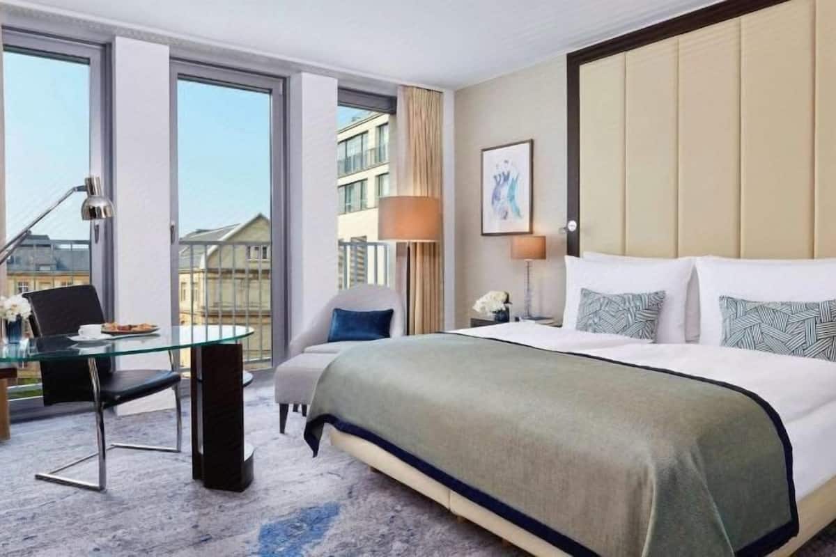 Hypo-allergenic bedding, down duvets, minibar, in-room safe
