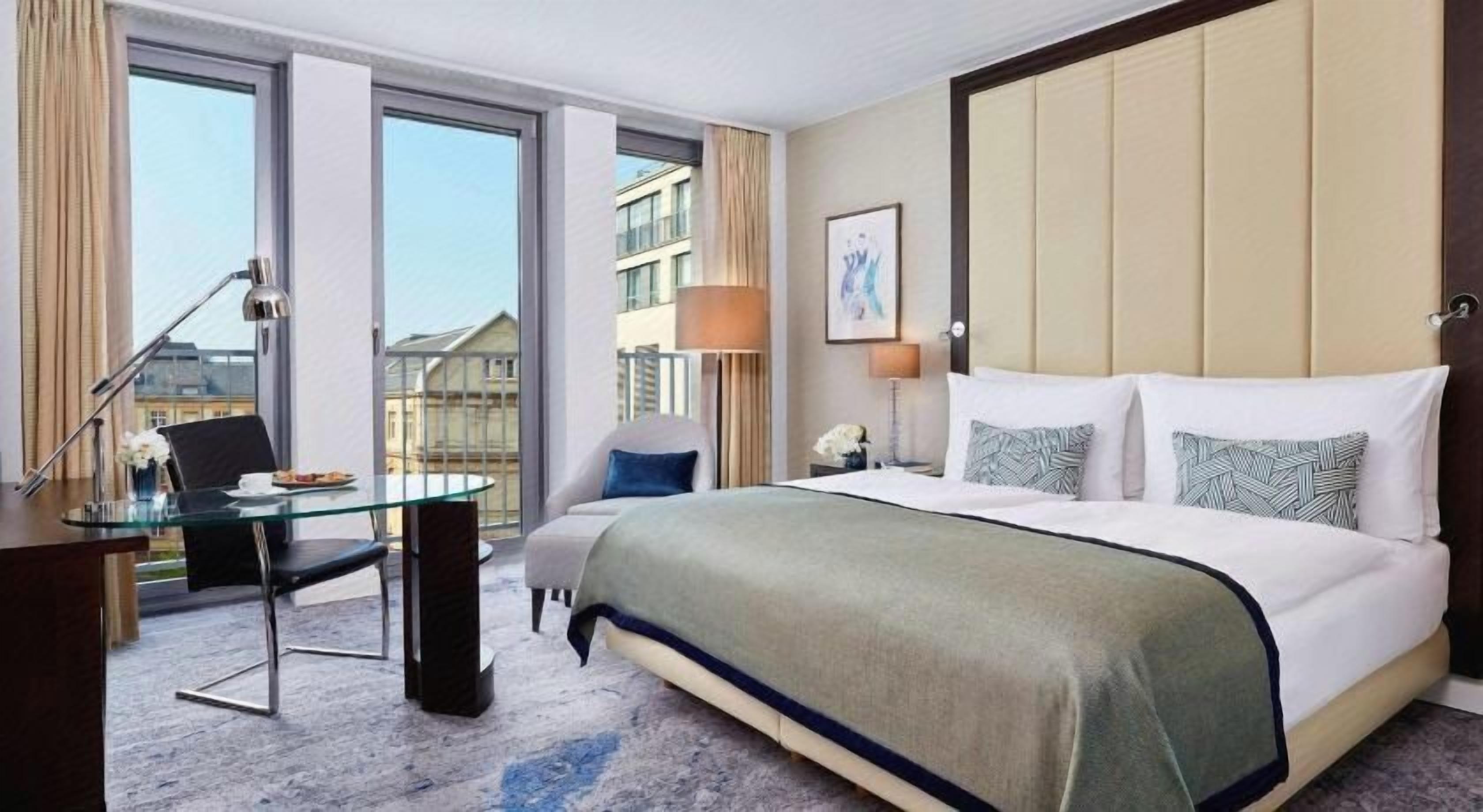 Ropa de cama hipoalergénica, edredones de plumas, minibar y caja fuerte