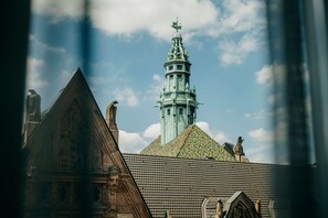 Un edificio histórico con una torre destacada y detalles arquitectónicos elaborados.