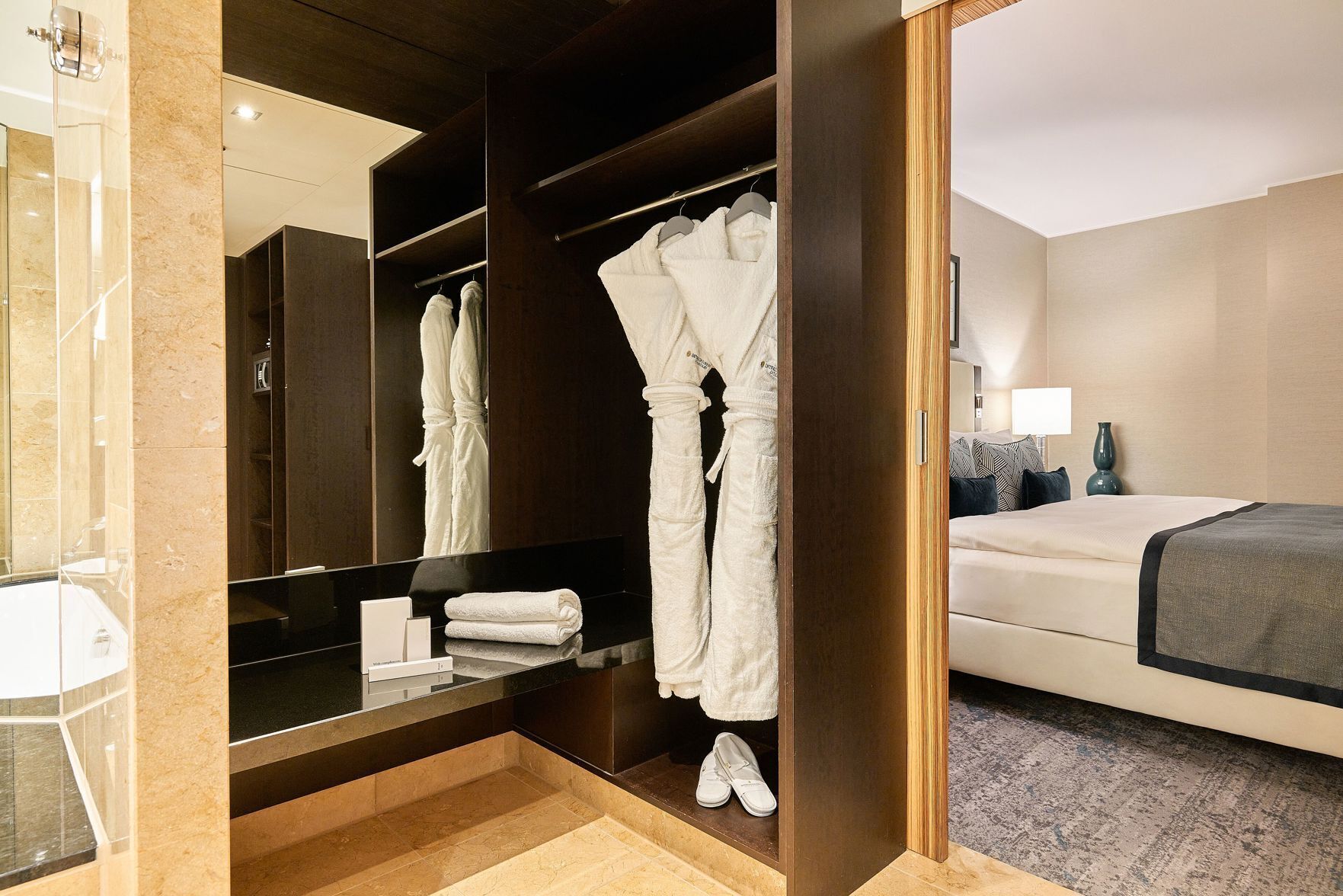 Ropa de cama hipoalergénica, edredón y minibar 