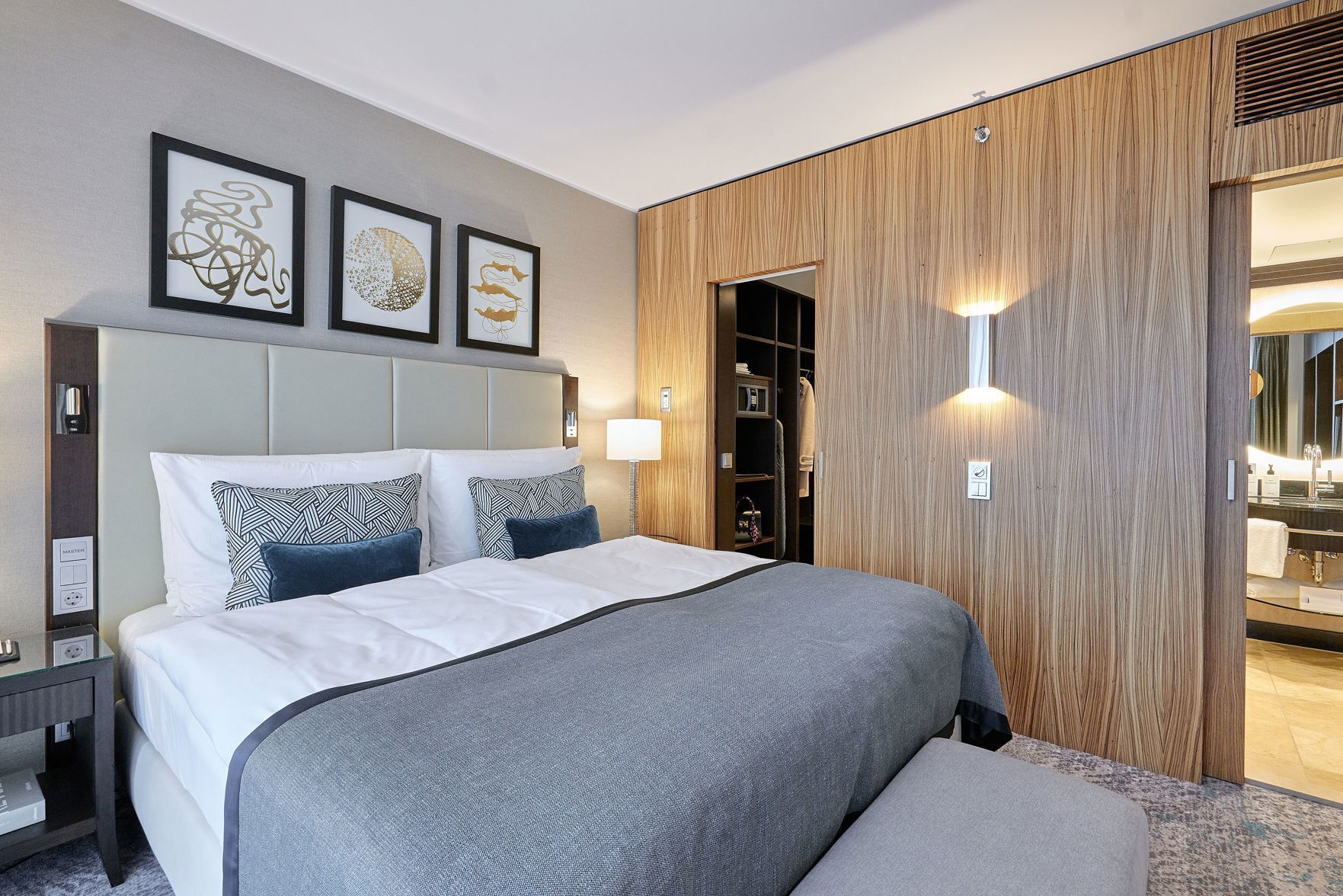 Ropa de cama hipoalergénica, edredón y minibar 