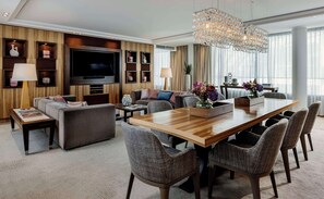 Suite Signature, patio, vistas a la ciudad | Ropa de cama hipoalergénica, edredones de plumas, minibar y caja fuerte