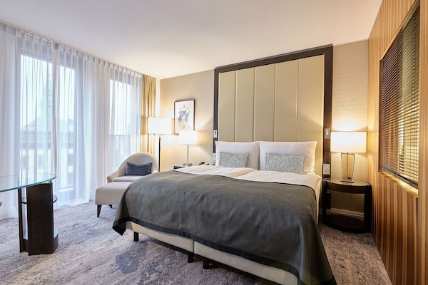 Classic Room | Peralatan tempat tidur hipoalergenik, gebar bulu kapas, bar mini