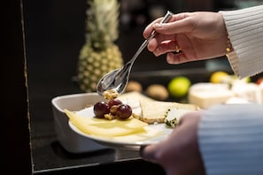 Bữa sáng buffet hàng ngày với phụ phí nhỏ