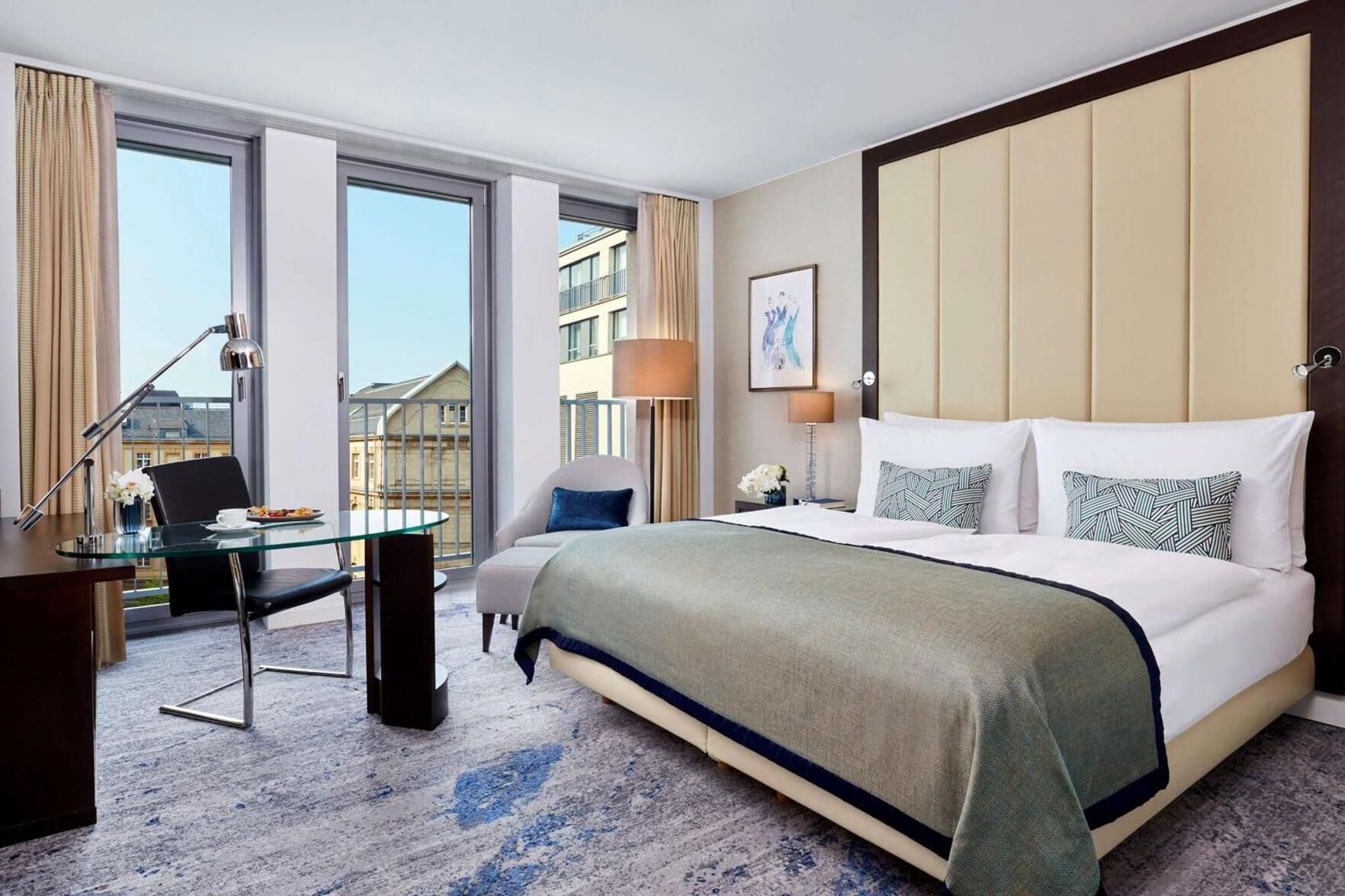 Ropa de cama hipoalergénica, edredones de plumas, minibar y caja fuerte