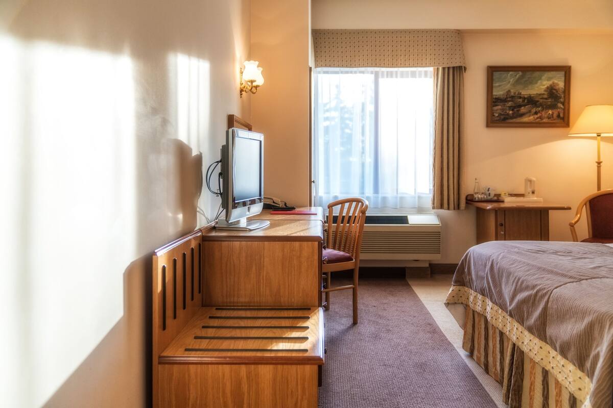 1 bedroom, hypo-allergenic bedding, desk, soundproofing