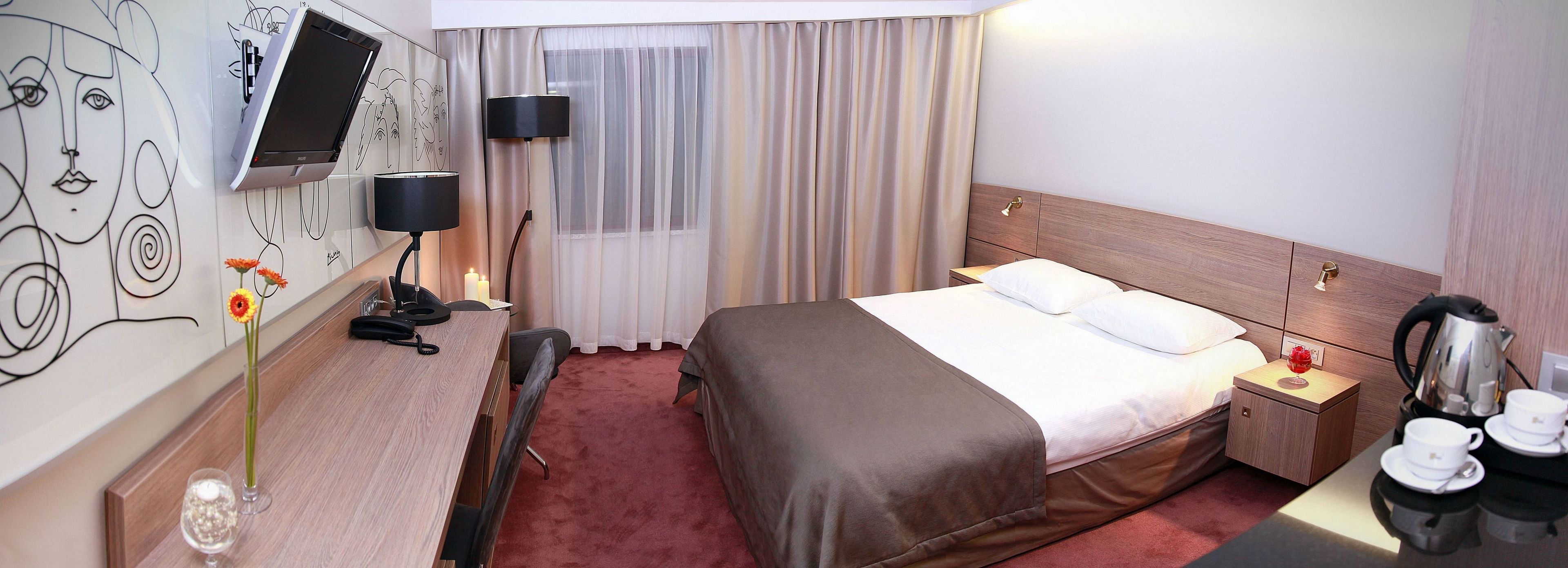 1 bedroom, hypo-allergenic bedding, desk, soundproofing