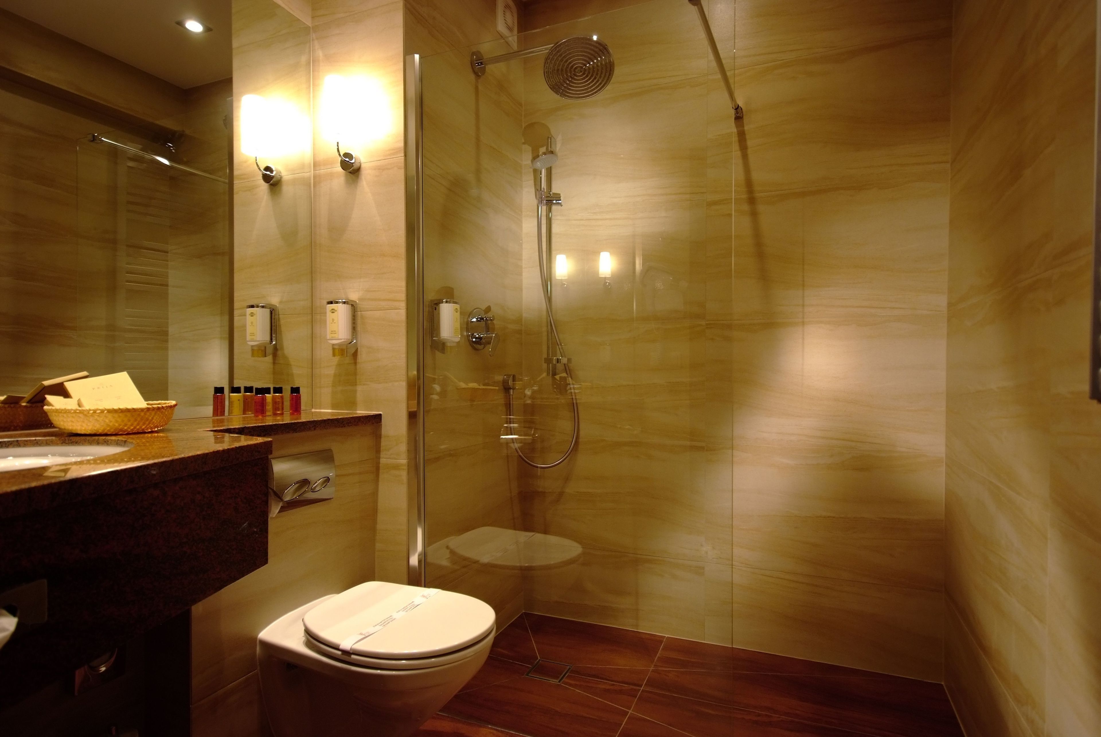 1 bedroom, hypo-allergenic bedding, desk, soundproofing