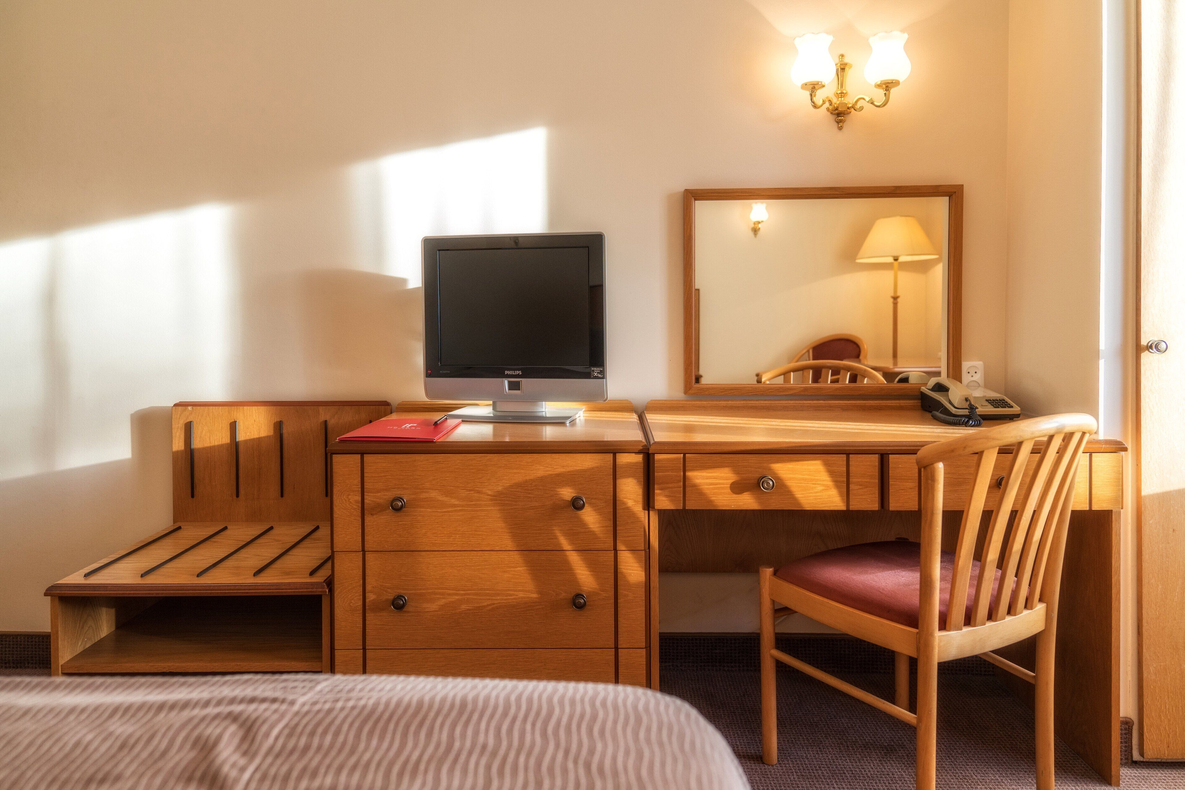 1 bedroom, hypo-allergenic bedding, desk, soundproofing