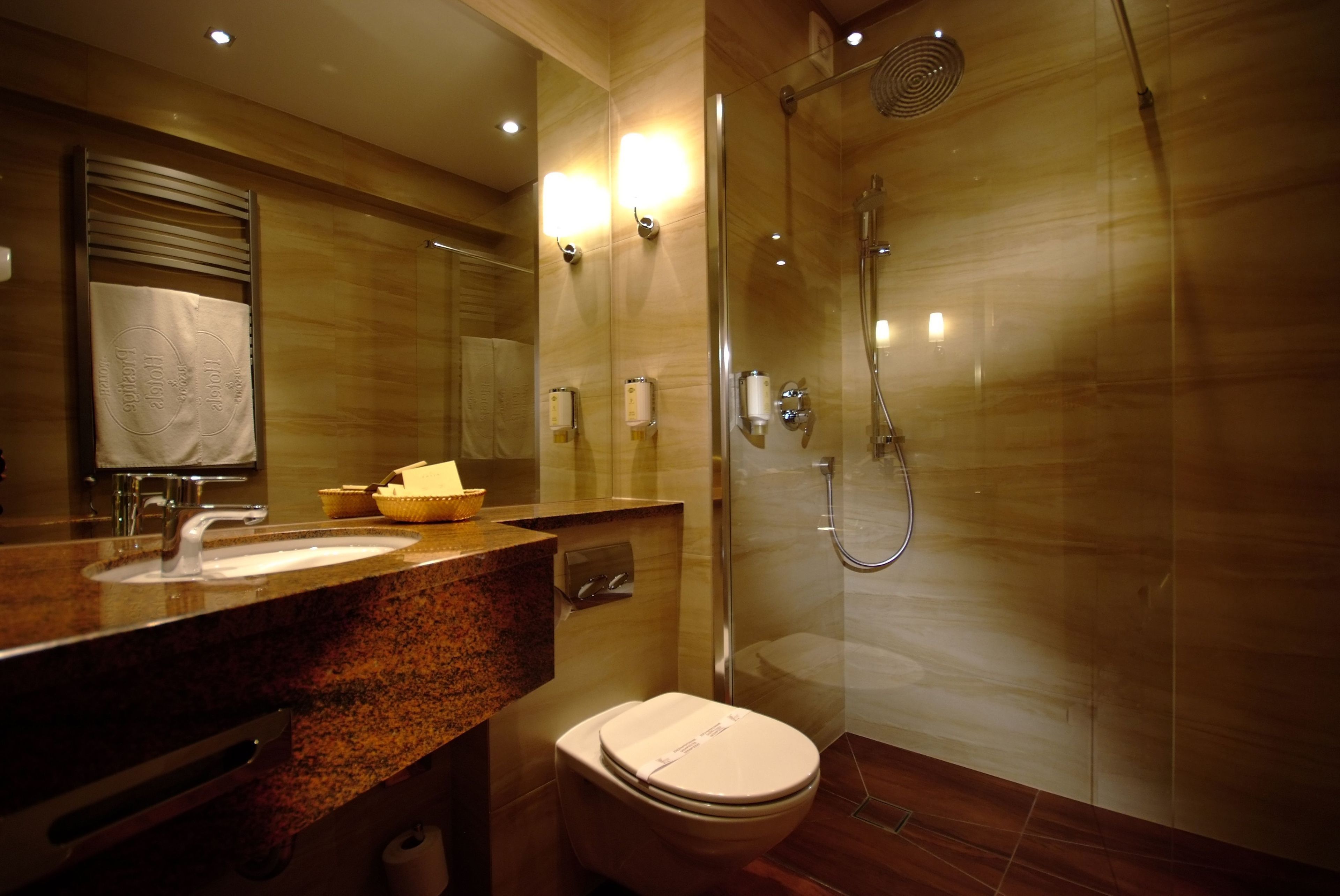 1 bedroom, hypo-allergenic bedding, desk, soundproofing