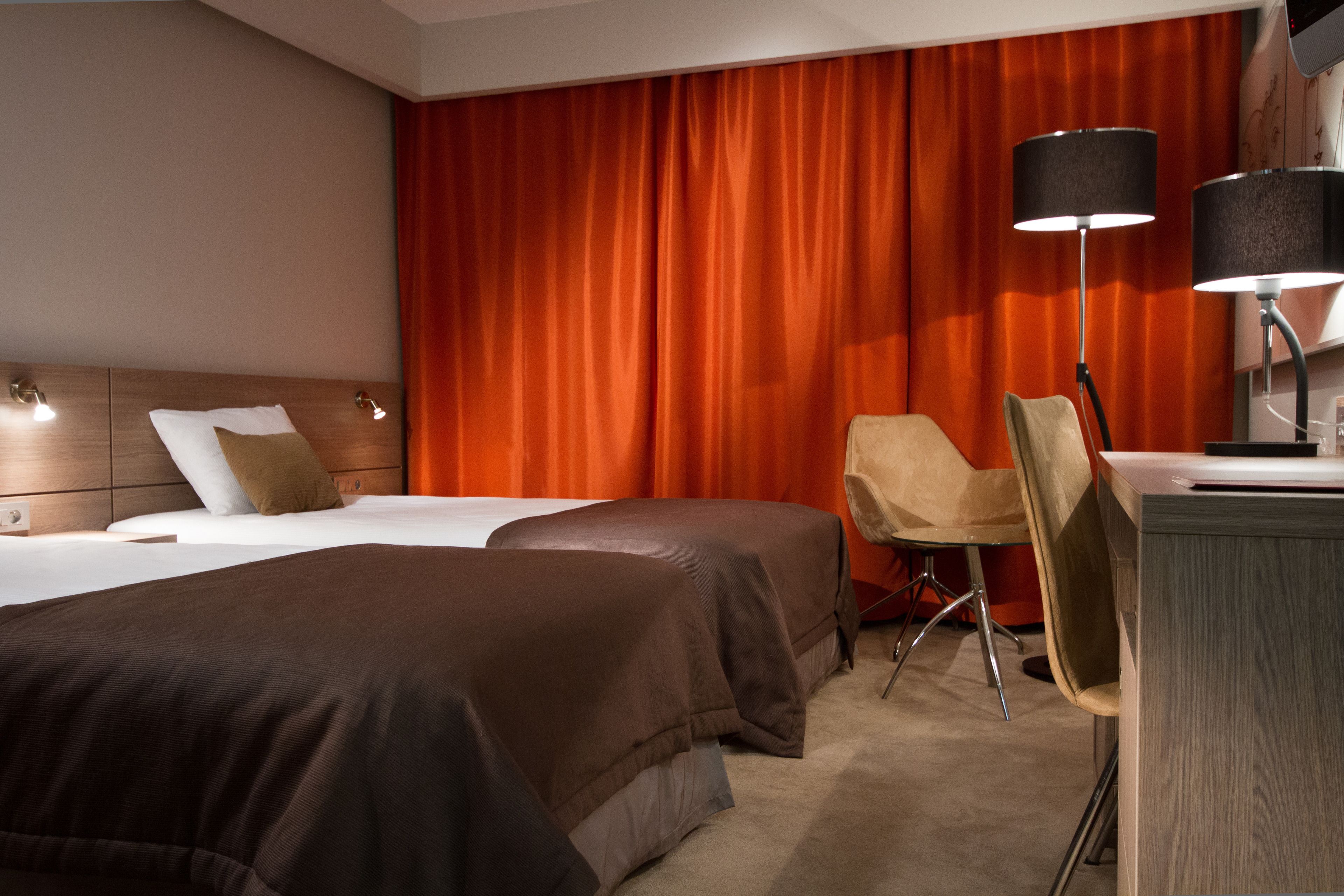 1 bedroom, hypo-allergenic bedding, desk, soundproofing