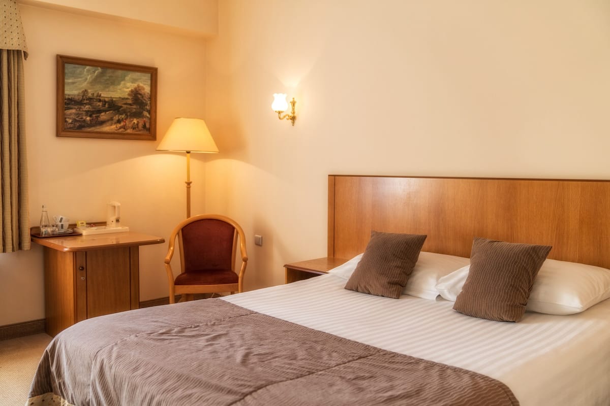 Allergikerbettwaren, Schreibtisch, schallisolierte Zimmer