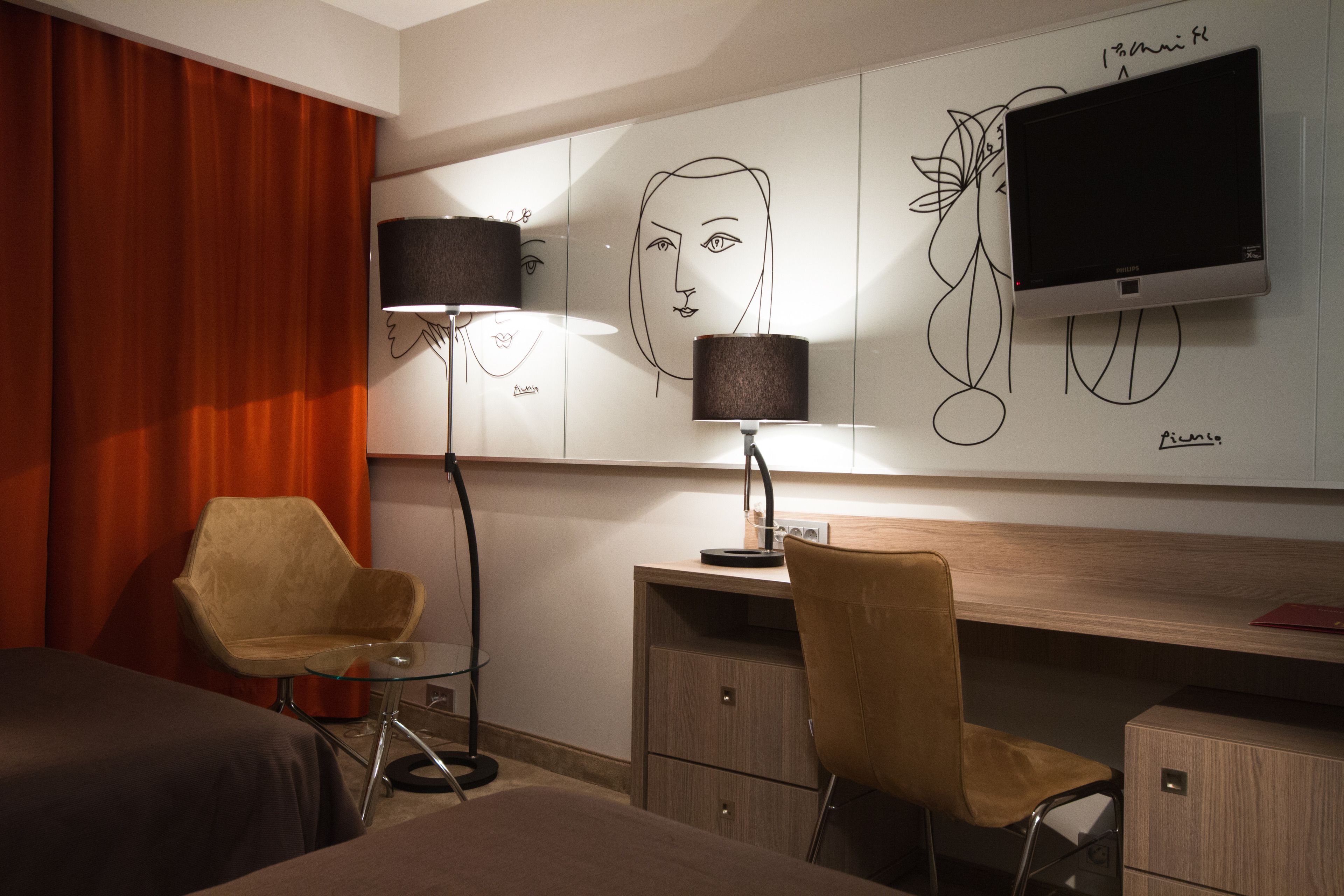 1 bedroom, hypo-allergenic bedding, desk, soundproofing