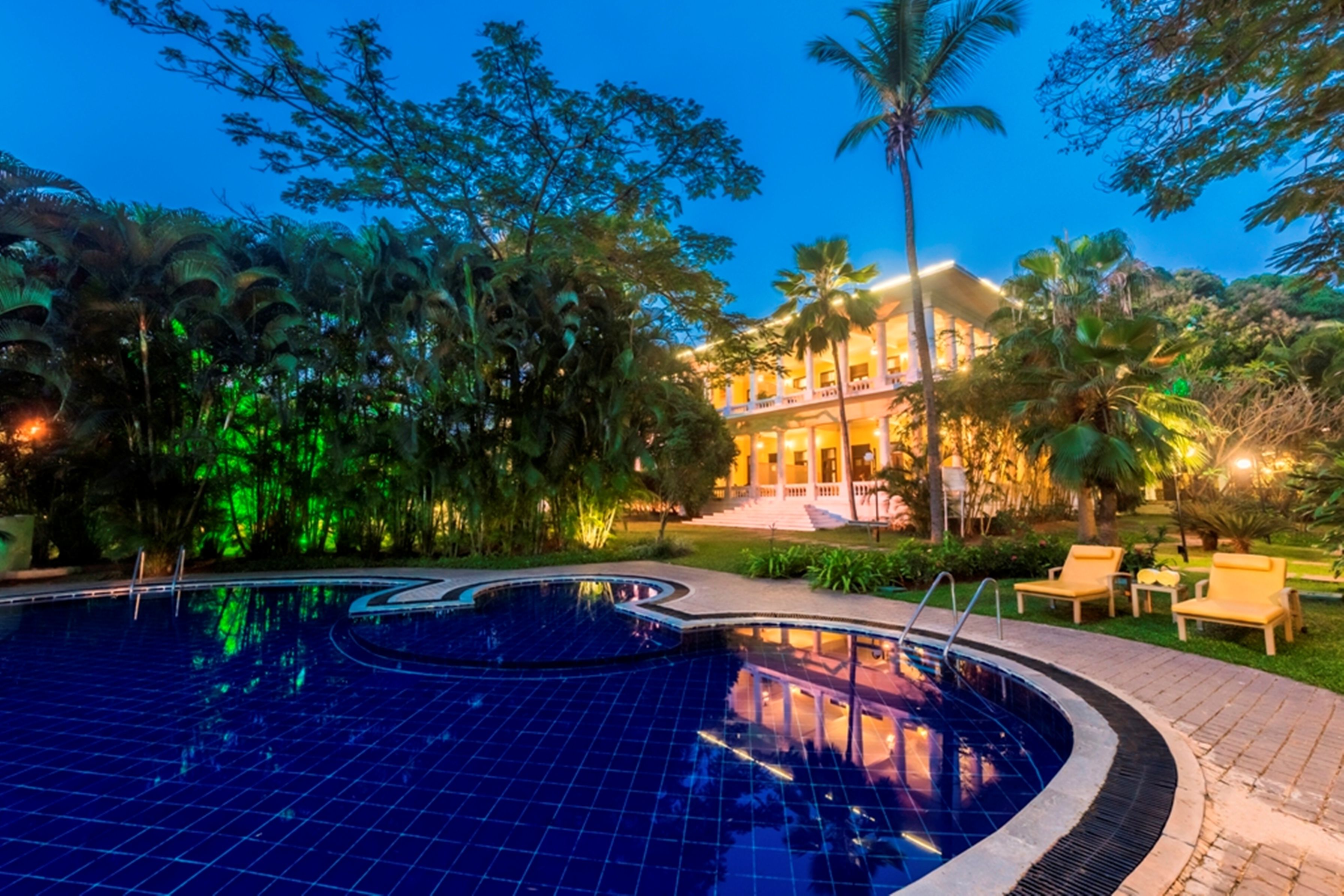 outdoor pool, pool loungers