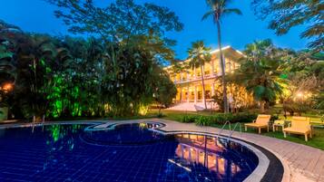 Piscina externa, espreguiçadeiras