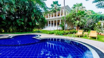 Piscina externa, espreguiçadeiras