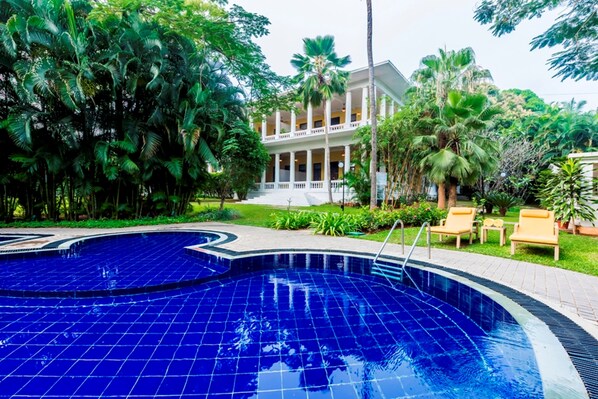 Outdoor pool, pool loungers - Royal Orchid Metropole Mysore (Mysore)