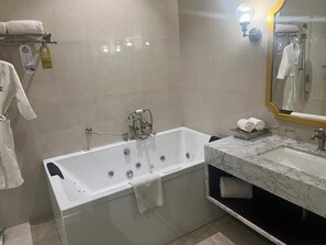 Artículos de tocador gratuitos, secador de pelo, batas, pantuflas
