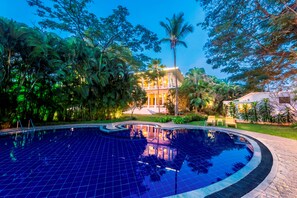 Outdoor pool, pool loungers