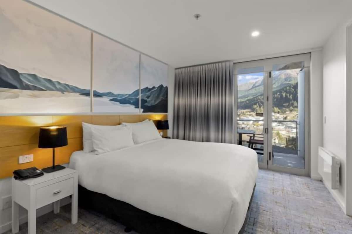 2 bedrooms, premium bedding, in-room safe, desk