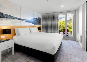 Premium bedding, in-room safe, desk, iron/ironing board - Scenic Suites Queenstown (Queenstown)