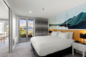 Premium bedding, in-room safe, desk, iron/ironing board - Scenic Suites Queenstown (Queenstown)