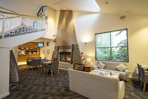 Lobby lounge - Scenic Suites Queenstown (Queenstown)