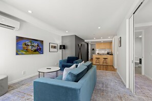 49-inch flat-screen TV with satellite channels, TV - Scenic Suites Queenstown (Queenstown)