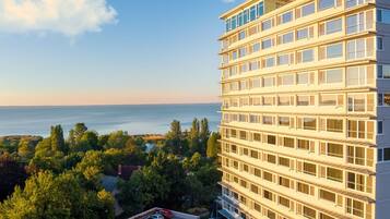 Un hotel de varios pisos con vista al mar y la vegetación circundante.